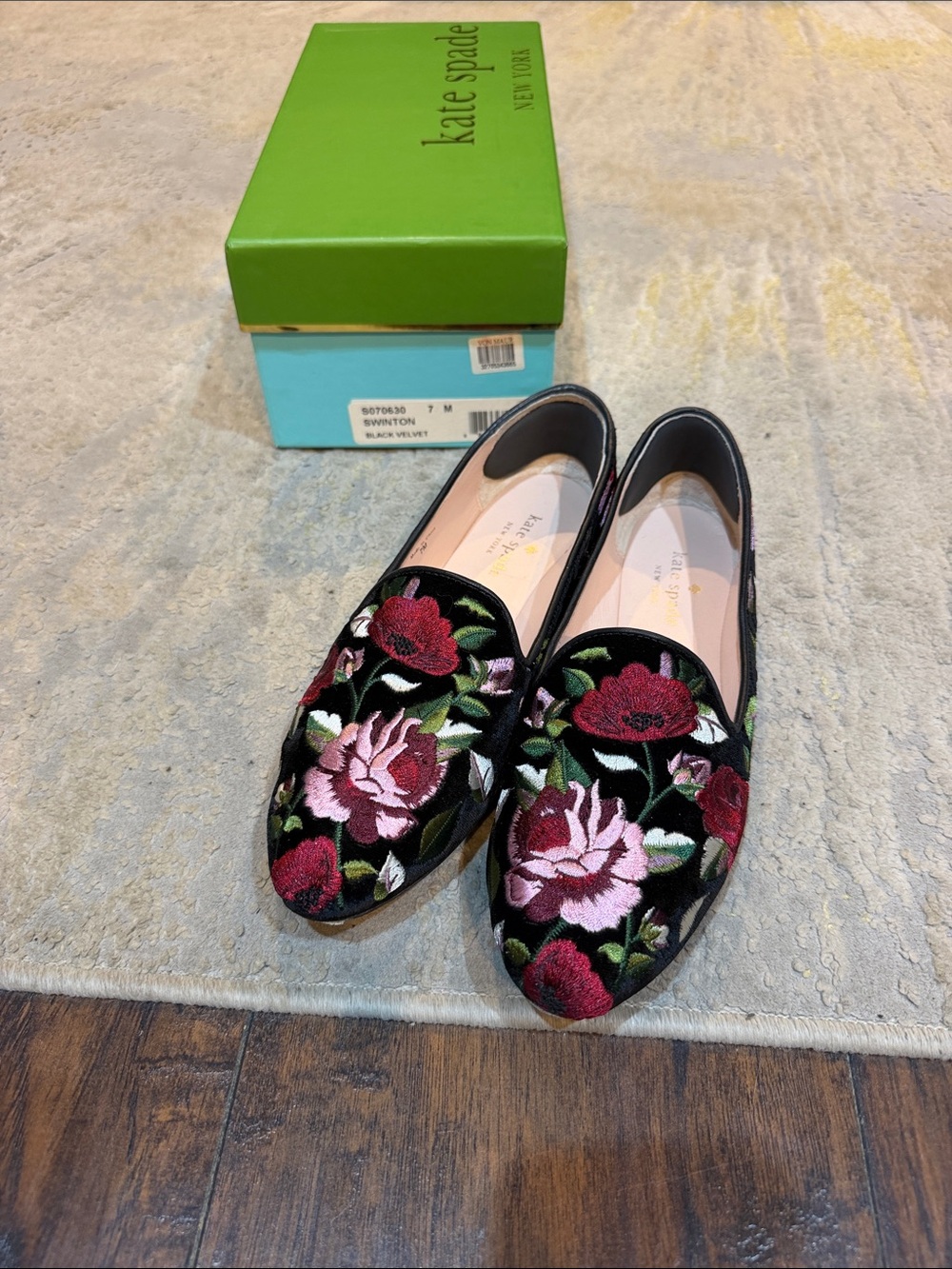 kate spade swinton black red velvet flower embroidered flats size 7 in GUC